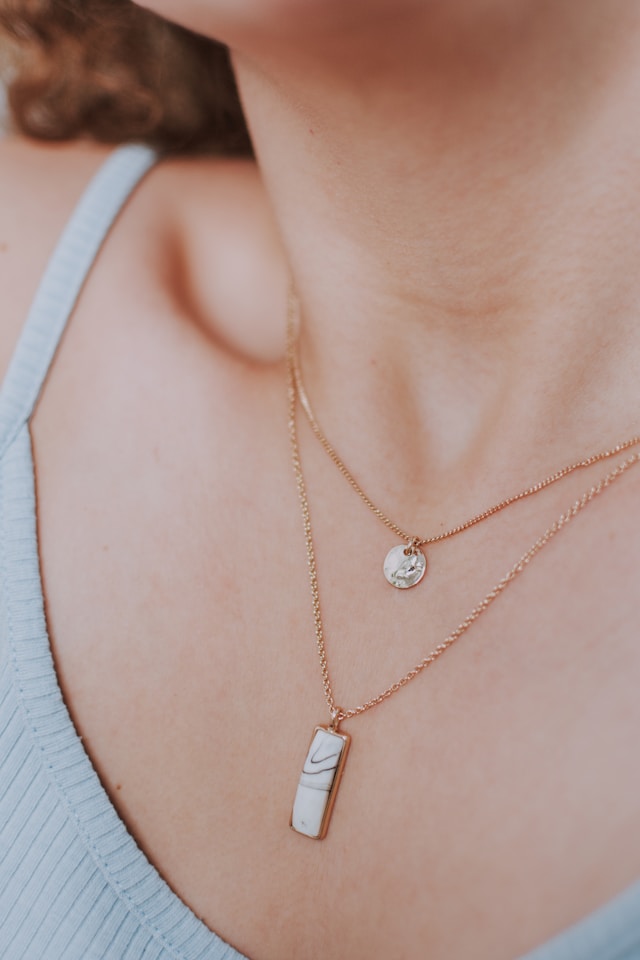La médaille laïque, un bijou chargé de sens qui traverse les générations